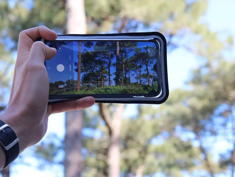 Uniwersalny pokrowiec na telefon z okienkiem na kamerę Shapeheart